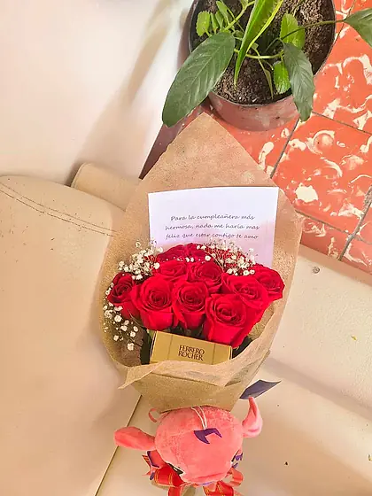 Ramo de rosas rojas con caja de bombones y peluche rosado