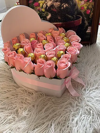 Caja corazón rosada con rosas rosadas y bombones Ferrero Rocher