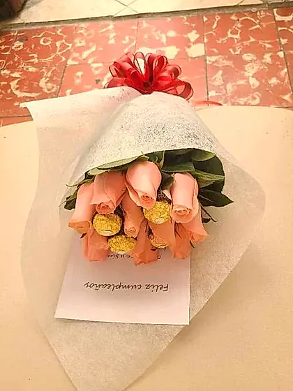 Ramo de rosas color durazno con bombones y tarjeta
