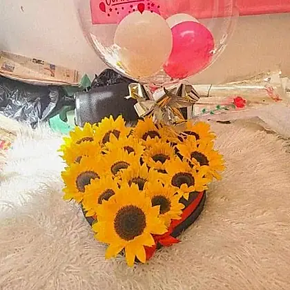 Caja corazón con girasoles y globo transparente de cumpleaños
