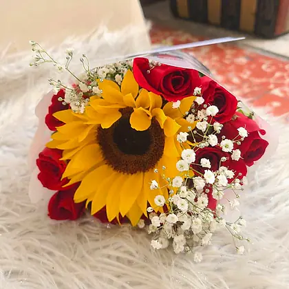 Ramo pequeño con girasol, rosas rojas y gypsophila