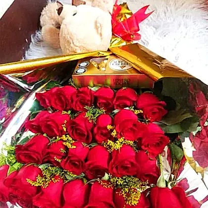 Caja de rosas rojas con chocolates y peluche de osito