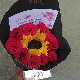 Ramo negro con rosas rojas y girasol para regalar por amor