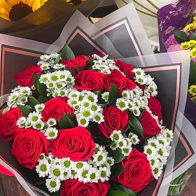 Varios ramos de rosas, margaritas y girasoles listos para entregar