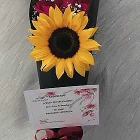 Ramo cónico con girasol, rosas y tarjeta de feliz cumpleaños