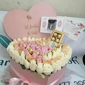 Caja corazón rosada con rosas pastel firmada El Jardín de Sofi