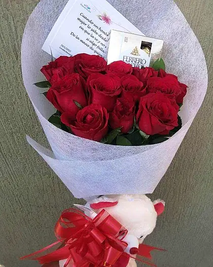 Ramo de rosas rojas con caja de bombones y peluche de osito