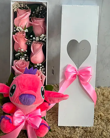 Caja alargada blanca con rosas rosadas y peluche rosado con moño