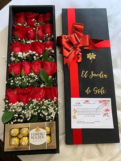 Caja negra firmada El Jardín de Sofi con rosas rojas y Ferrero Rocher