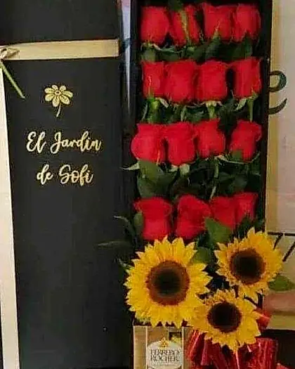 Cofre negro tipo libro con rosas rojas, girasoles y chocolates