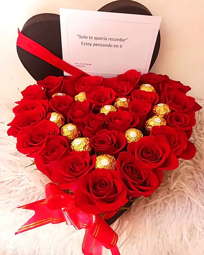 Caja corazón negra con rosas rojas, bombones y tarjeta