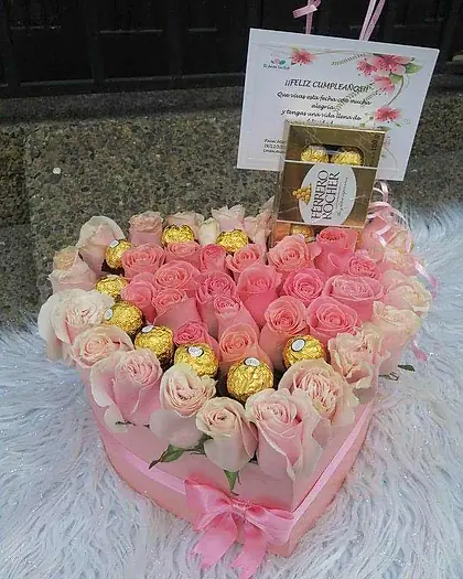 Caja corazón rosada con rosas pastel y bombones Ferrero Rocher