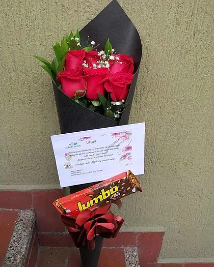 Ramo cónico negro con rosas rojas, chocolate y tarjeta personalizada