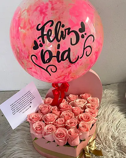 Caja corazón rosada con rosas rosadas y globo Feliz Día