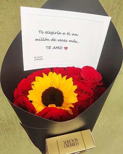 Ramo en papel negro con girasol al centro, rosas rojas y Ferrero Rocher
